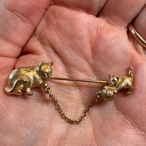 Avon 1970s Brooch Cats & Yarn Connected By Chain